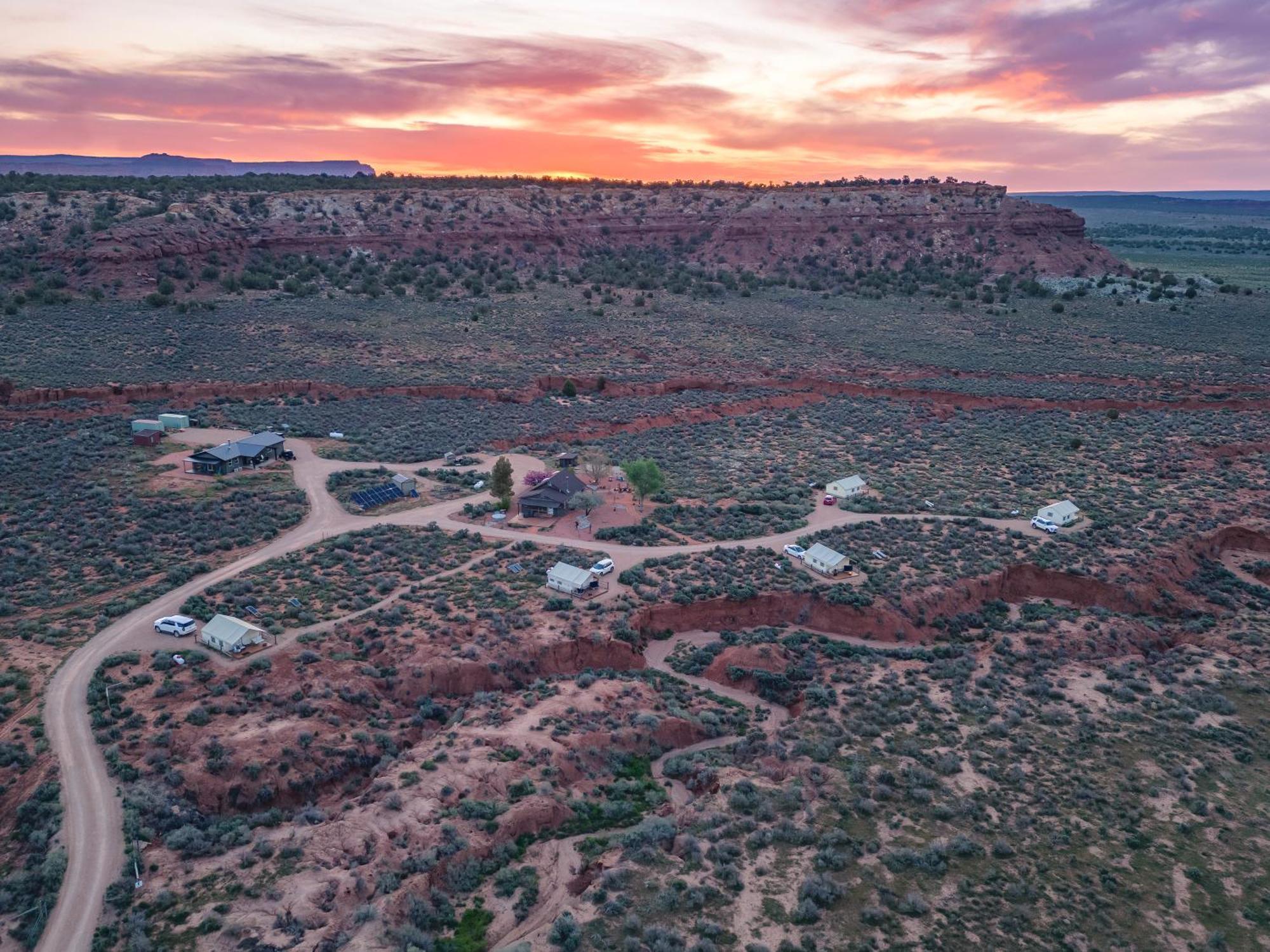 Basecamp 37° Hotel Kanab Exterior photo